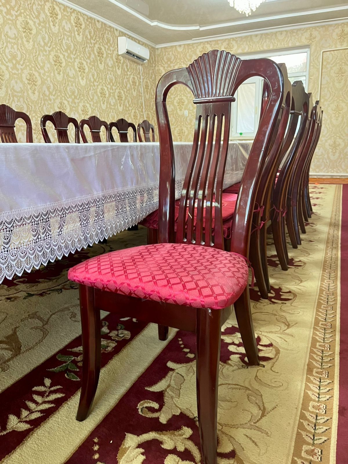 Диван, орындықтар, стол