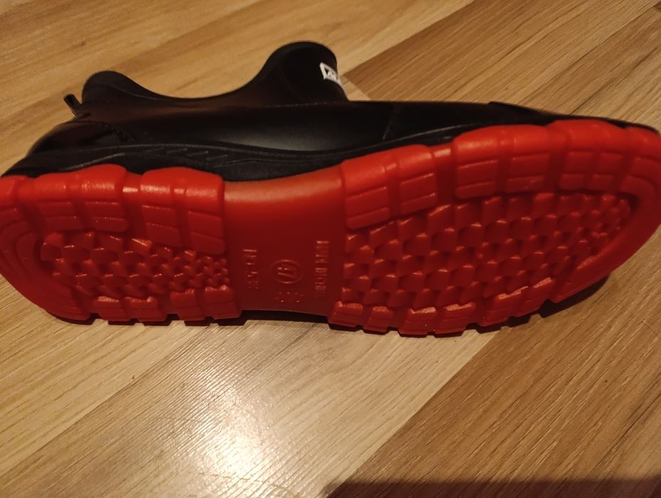 Продавам мъжки гумени боти 44 номер