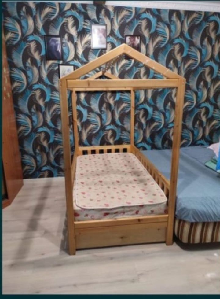 Продам кровать детскую домик