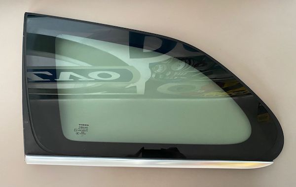 Geam Aripa Stanga Spate cu Crom Volvo XC60 31278973