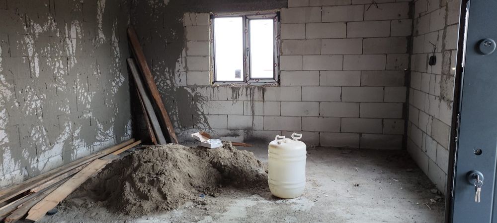 Casa la roșu de vânzare