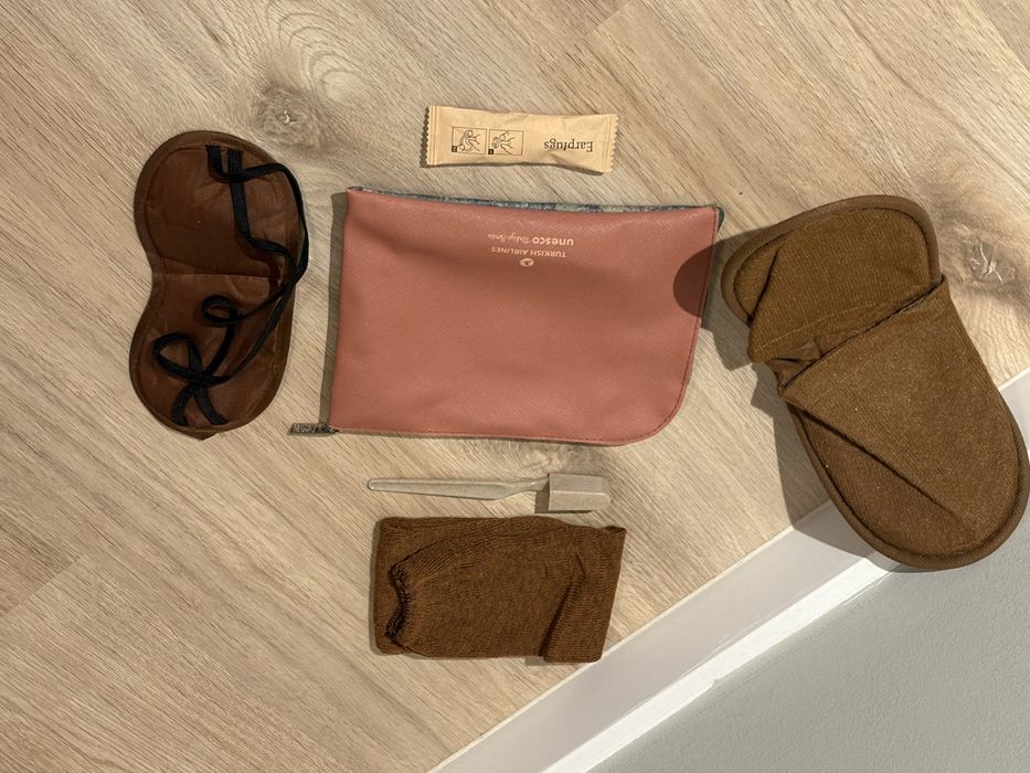 Set voaiaj borseta si accesorii calatorie , set cosmetice