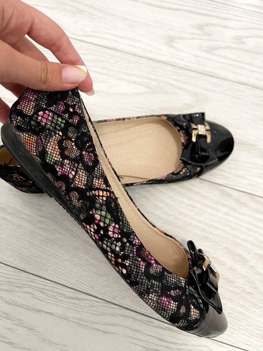 Balerini cu fundiță și decorațiuni florale laterale