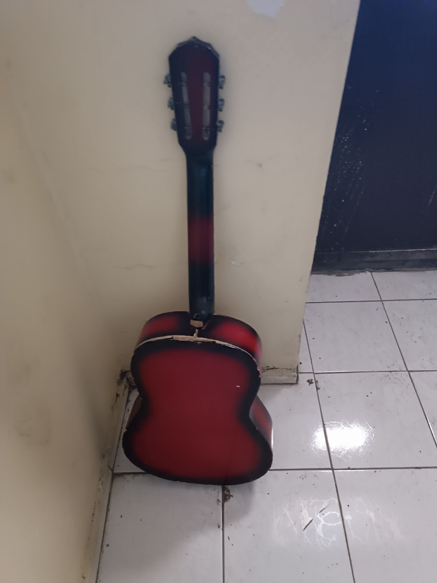 Старая классическая гитара