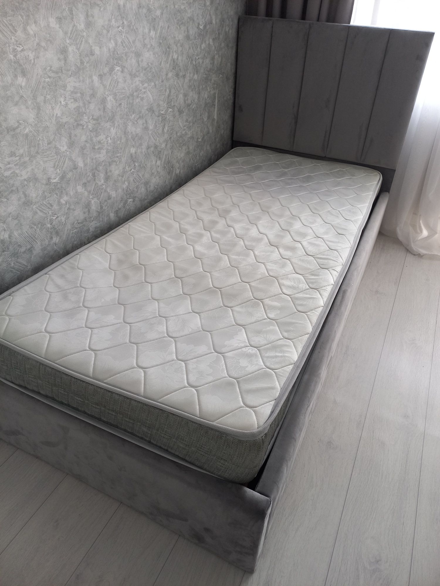 Продам кровать с матрасом