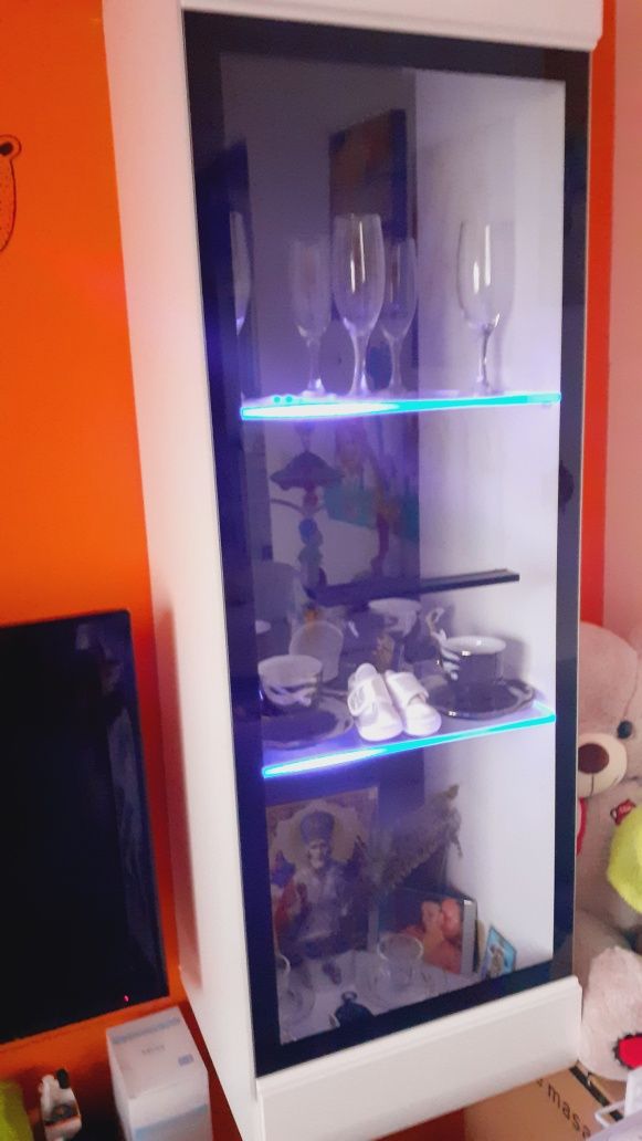 Moblila living alba cu lumini