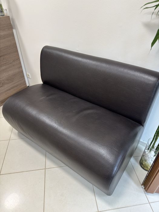 Кожен двуместен диван с подарък табуретка