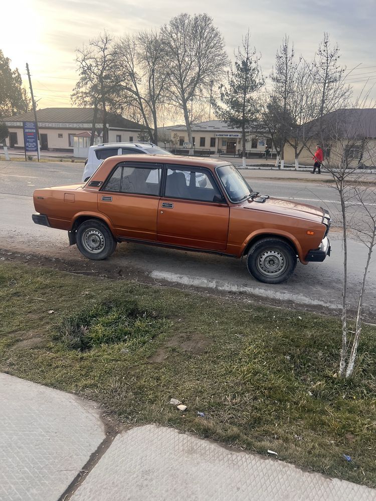 Vaz 21 07 rangi sariq benzinda yuradi yurishi yaxshi