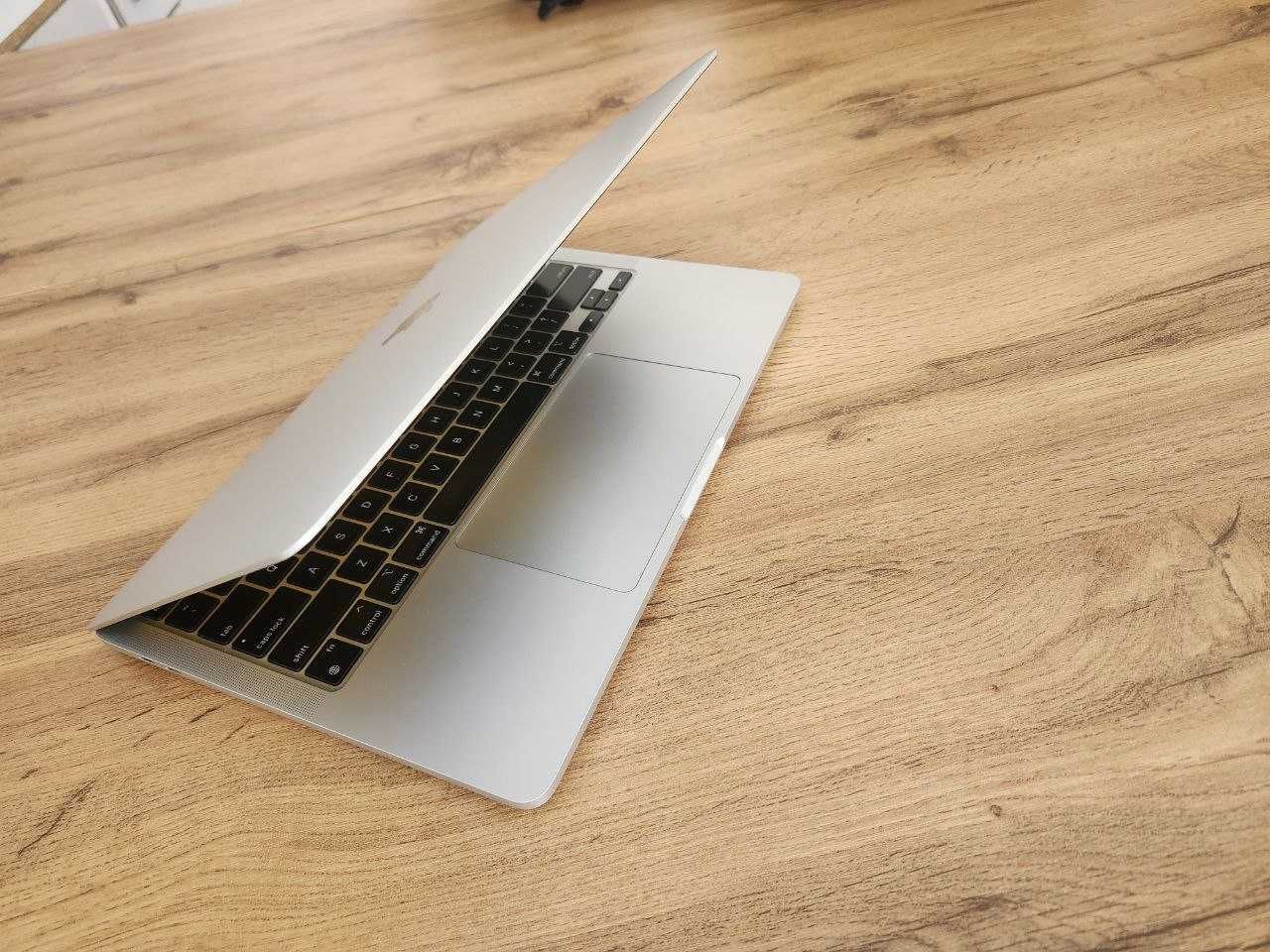 MacBook Pro || Silver || M1 || 8/256 || 2020