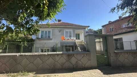 Продава двуетажна къща с РЗП 140 кв.м, с двор 400 кв.м в град Калофер