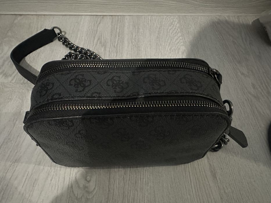 черна чанта guess