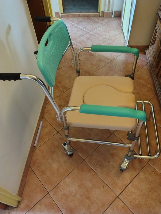 Scaun cu WC de camera, inaltime reglabila, cu roti, din aluminiu, max.
