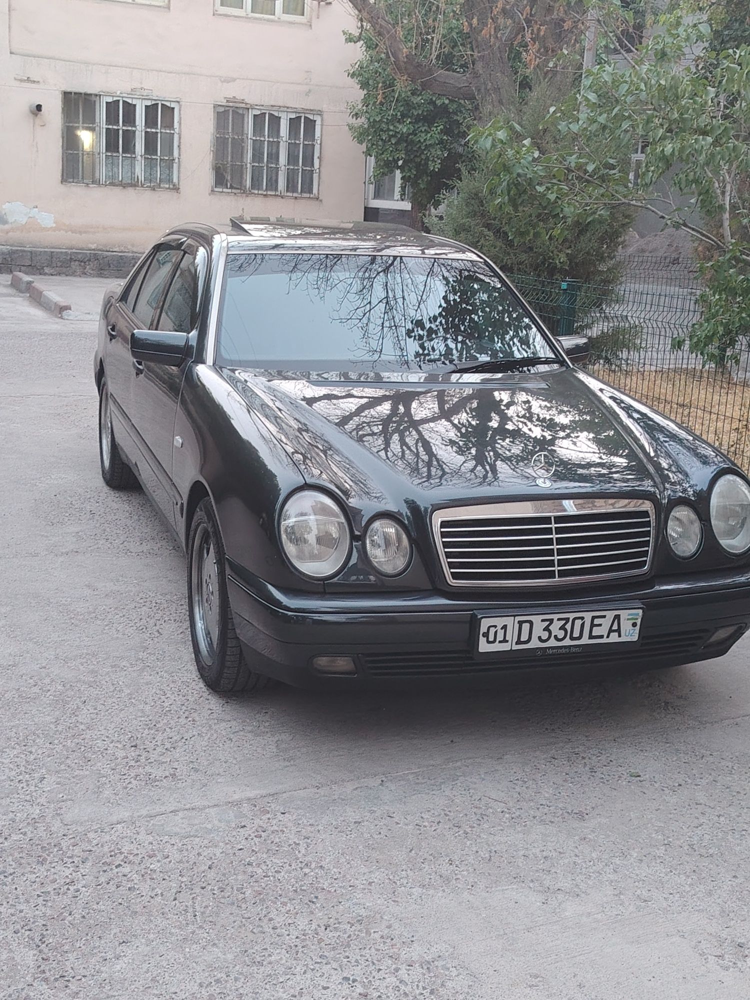 Автомобиль мерседес
