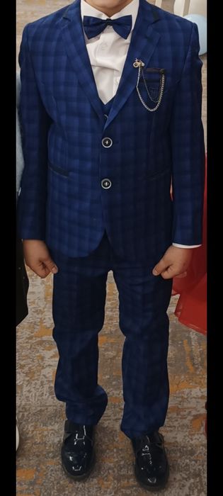 Vând costum elegant 7ani