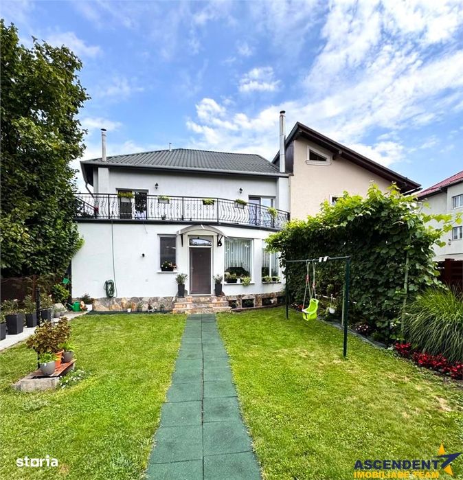 Casa in apreciabil potential,cu terase, curte,gradina echipata,2 pivni