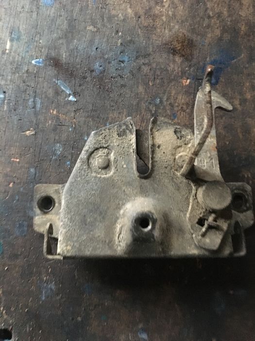 Inchizatoare capota Mitsubishi Pajero