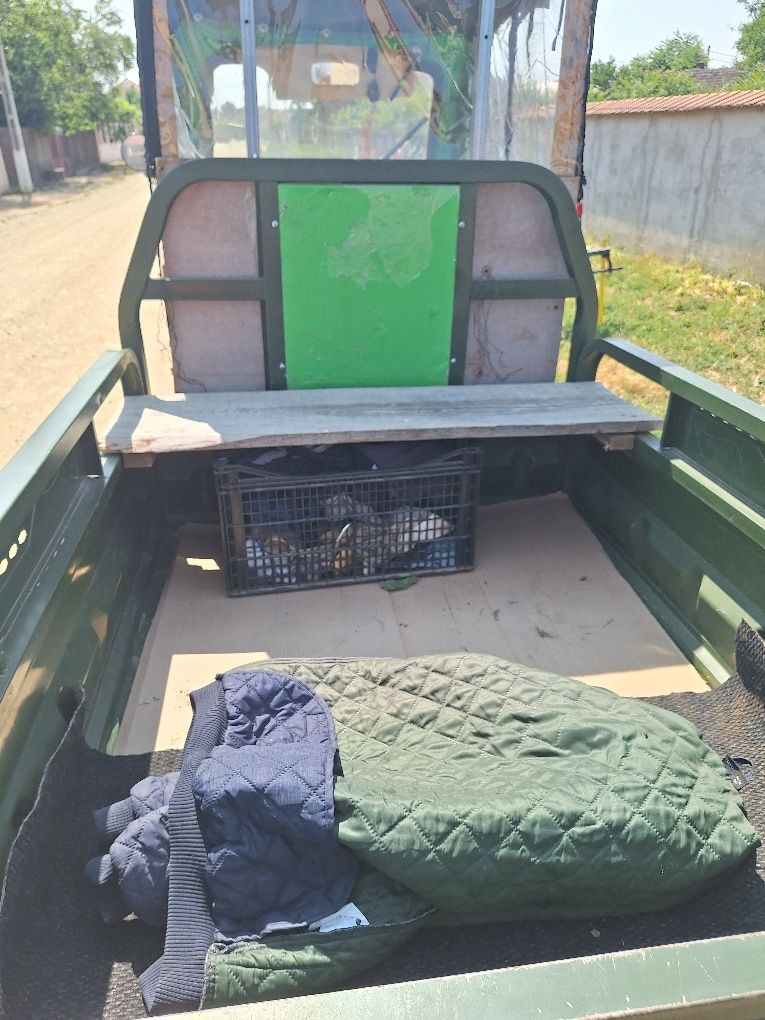Vând triciclu cu semi cabină