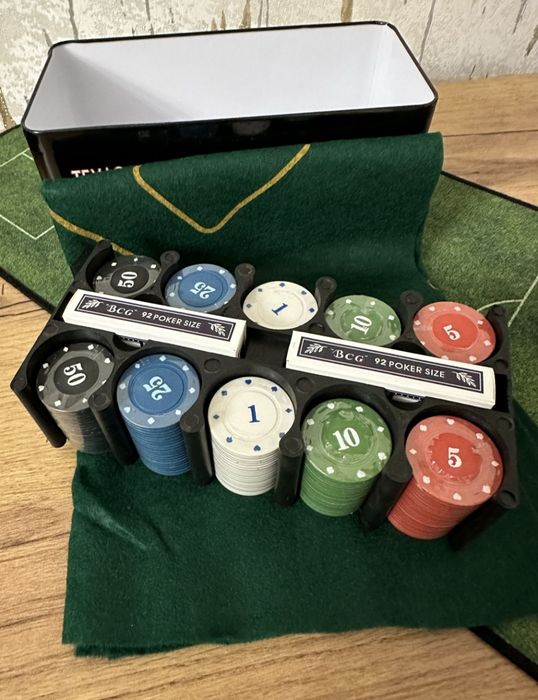 Набор для покера и блекджека,200 фишек с номиналом,карты и сукно.