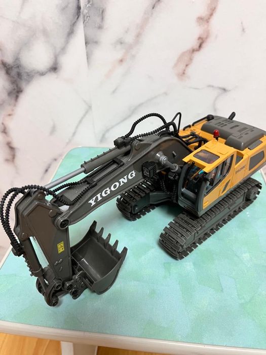 Продам эксковатор на пульт управление, все работает!