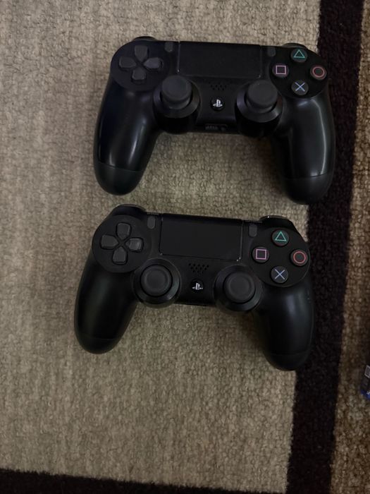 Продавам Playstation 4 slim 1TB с два контролера и 4 игри