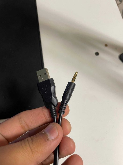 бюджетный наушник с микрофоном