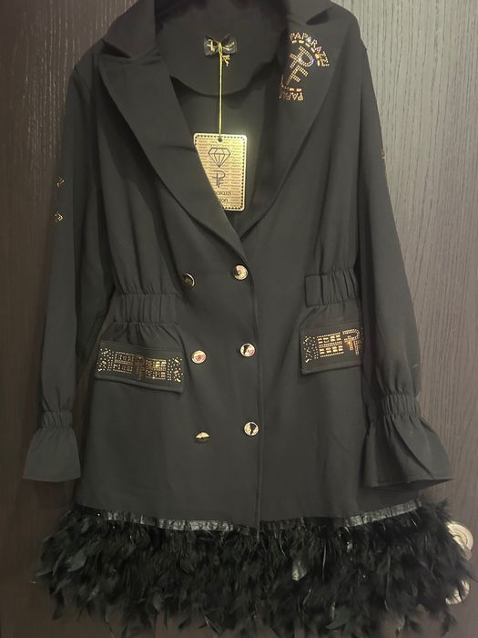 Чисто, нова рокля с естествени пера