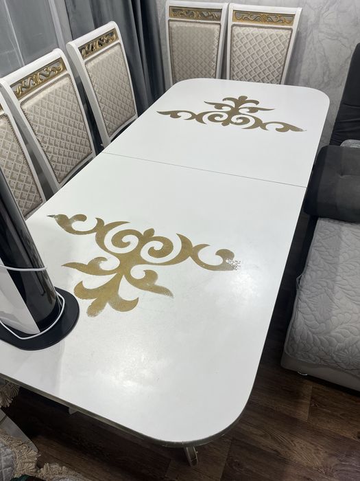 Продаю стол со стульями.