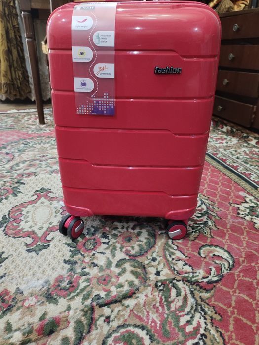 Продаётся  новый чемодан.