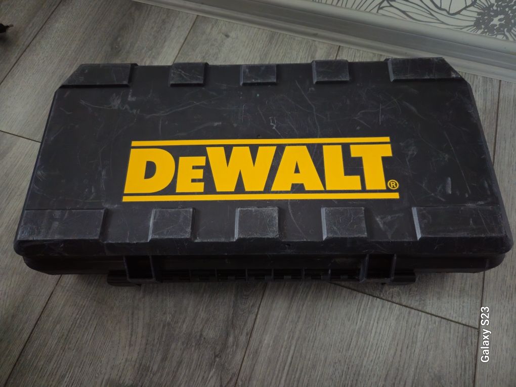 Саблен трион DEWALT DWE 305-QS