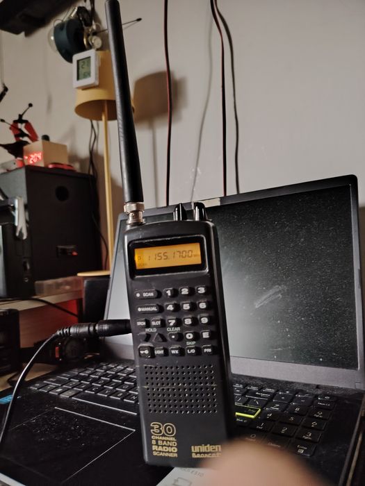 Uniden 8 benzi scan , perfect functional