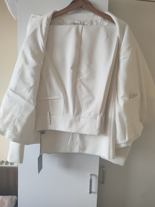 Марков дамски бял костюм.