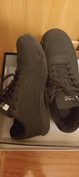 Продам кроссовки женские