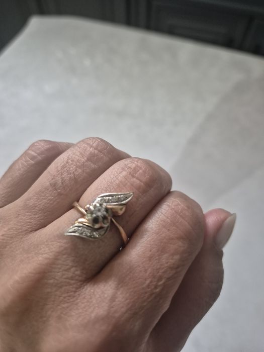 Продам золотое бриллиантовое кольцо, размер 19-20,цена кольца 400000к.