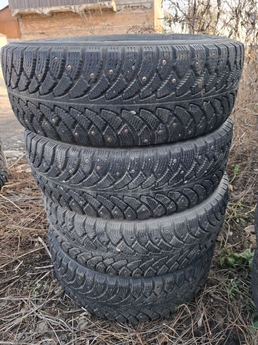 Продам Шины зимние шипованные