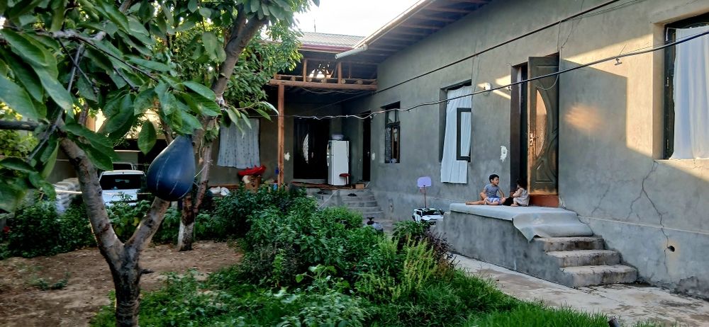 Uy sotiladi 6 sotix 5 xonna