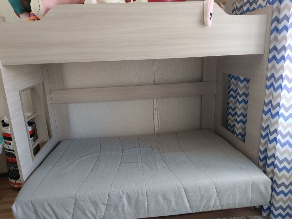 Двухъярусная кровать и шкаф в прихожую