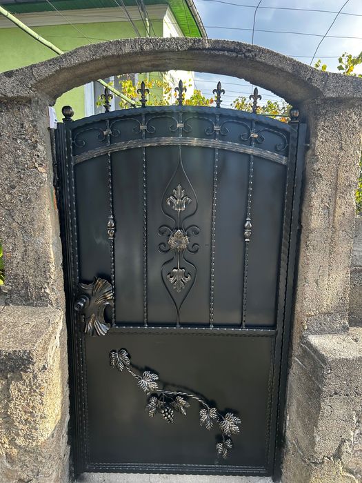 Врати ,огради и парапети от ковано желязо .