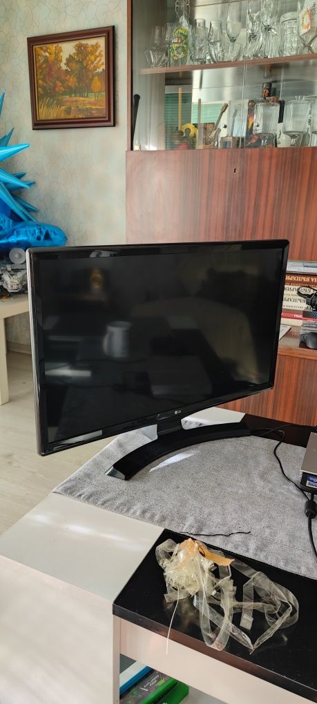 LG Smart TV 24MT49S със всичко нужно