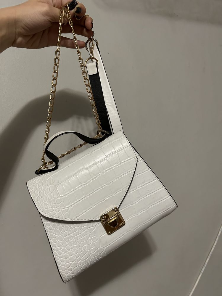 Бяла чанта от изкуствена кожа