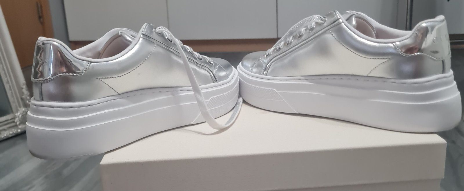 Сникърси Guess Гес