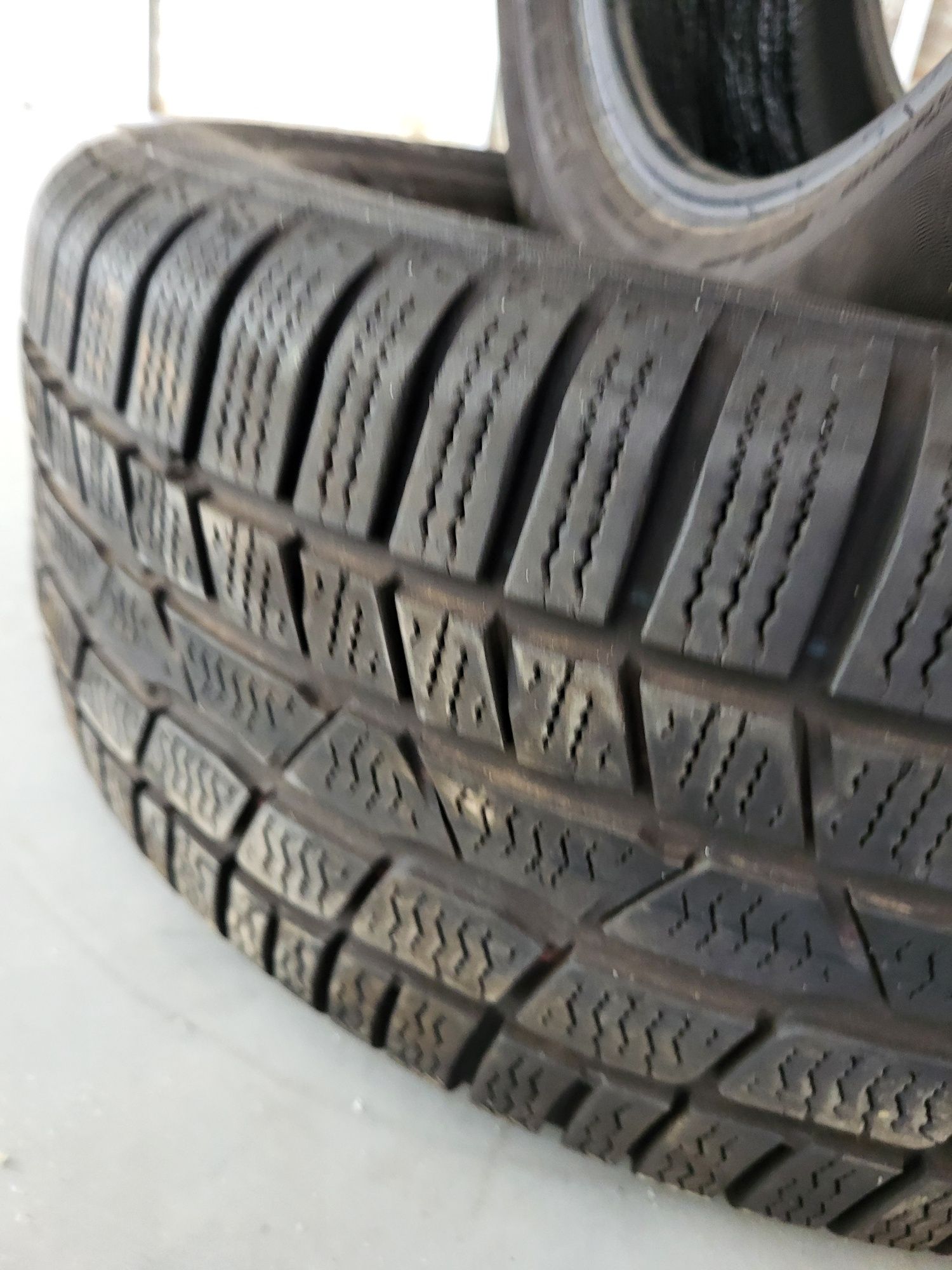 2 бр зимни 215/60/16 Continental Зимни гуми