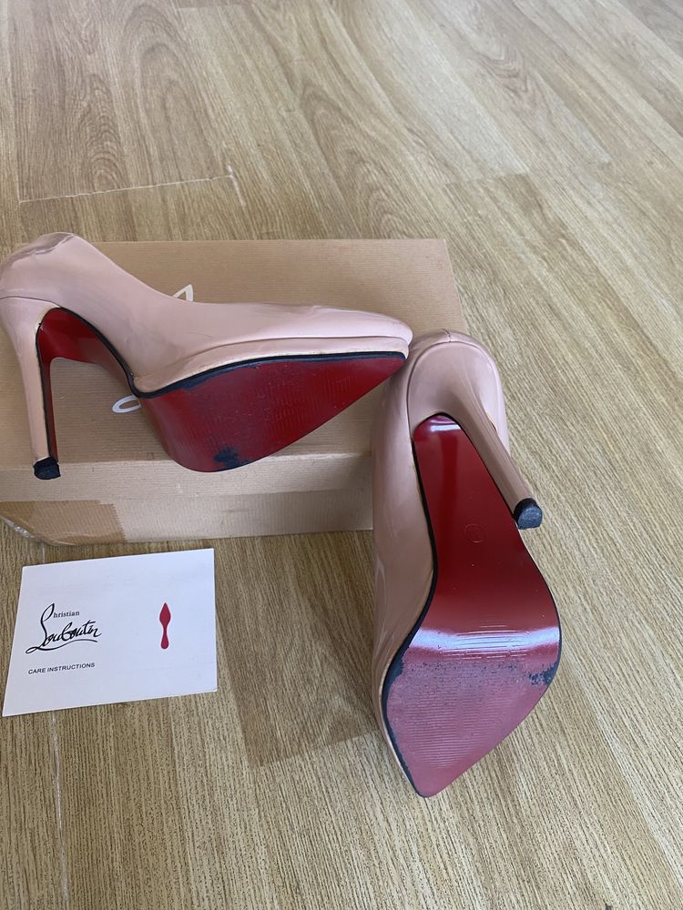 Louboutin обувки черни, бежови