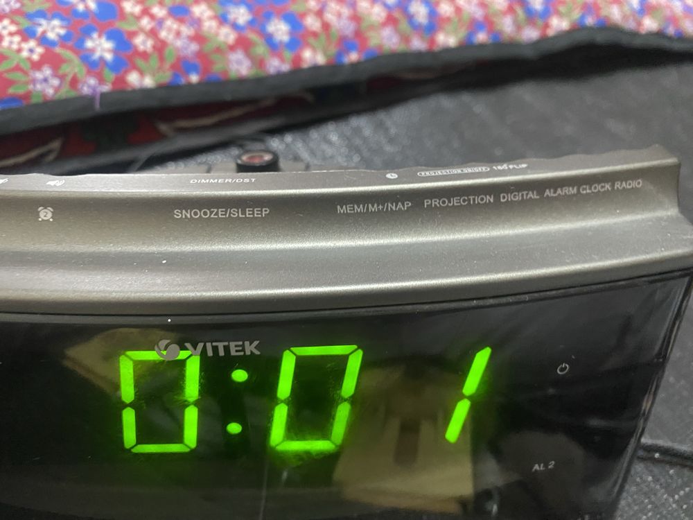 Продам часы-будильник-радио 3в1 Vitek