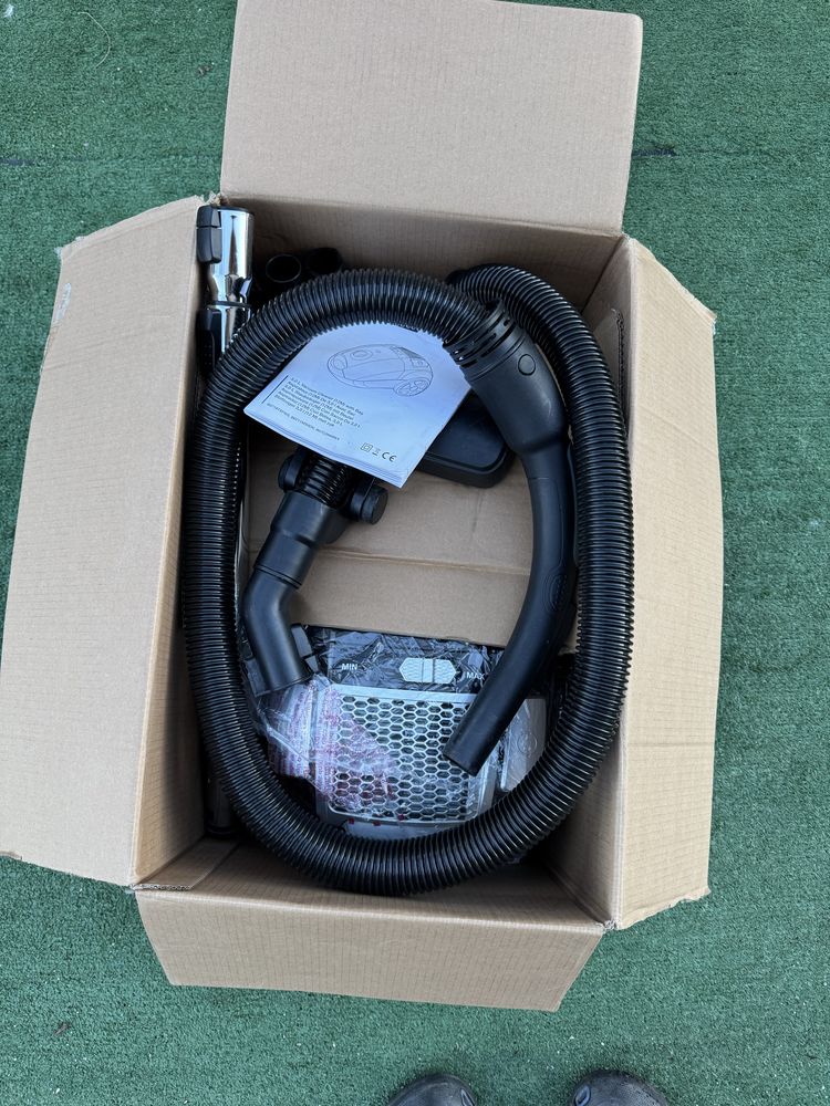 Aspirator Amazon Basics cu sac,puternic, filtru HEPA,700 W, 1.5 Litrii