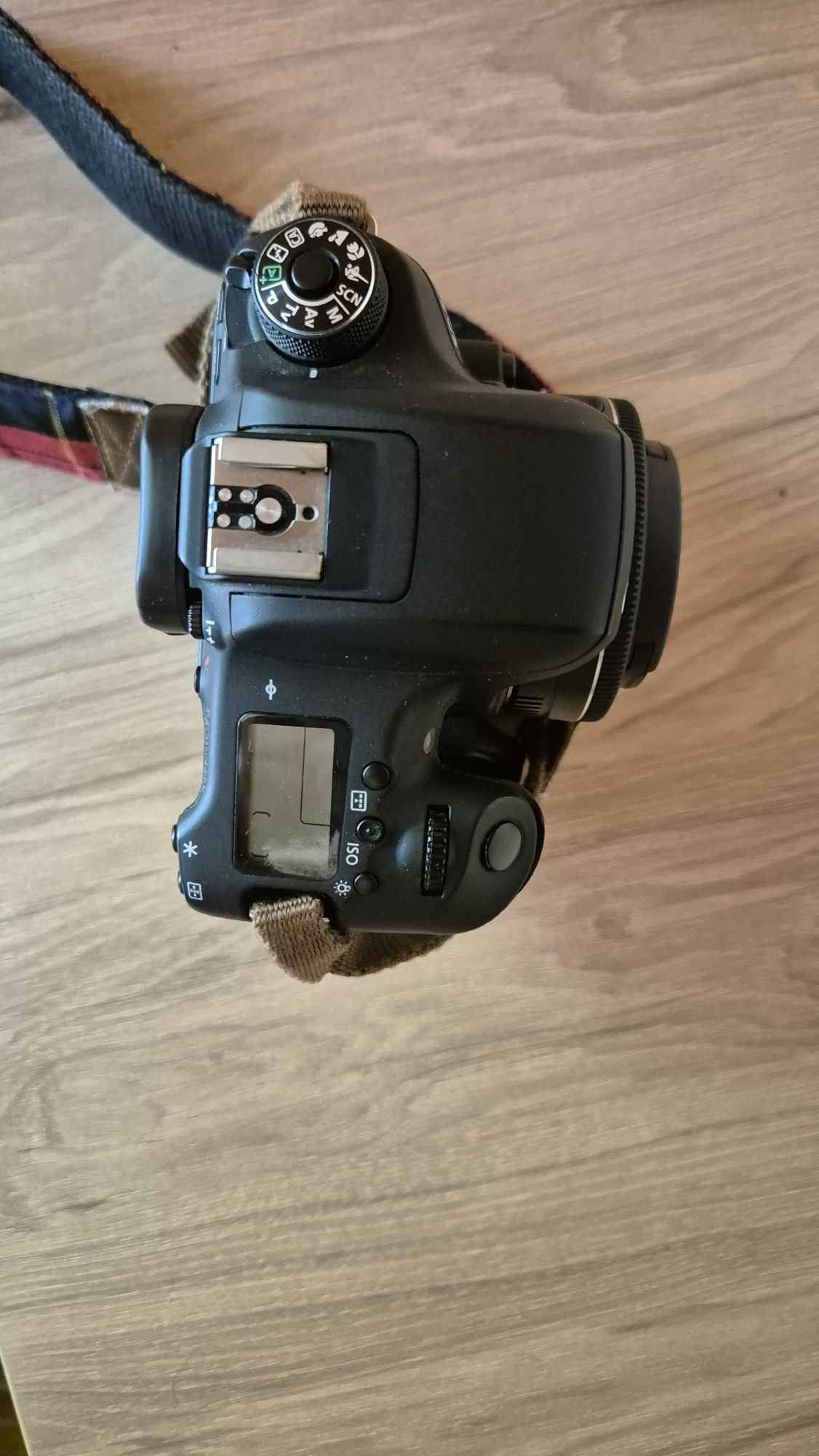 Vând Camera foto-video Canon EOS 760D + grip +2 baterii + obiective