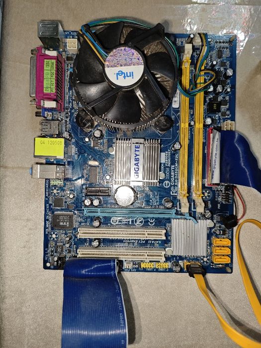 Материнская плата (GIGABYTE GA-945GCM-S30L) с другими деталями