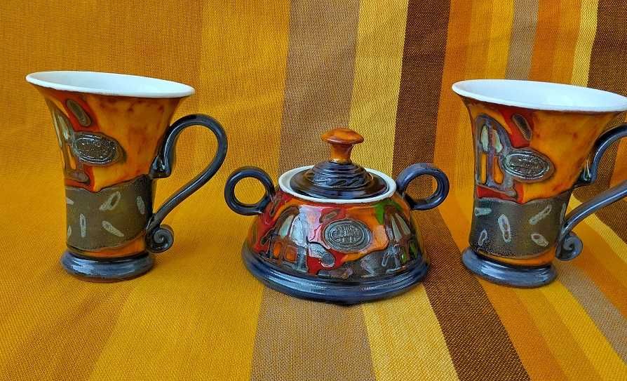 Продавам 2 ръчно рисувани чаши плюс захарница от Danko Pottery