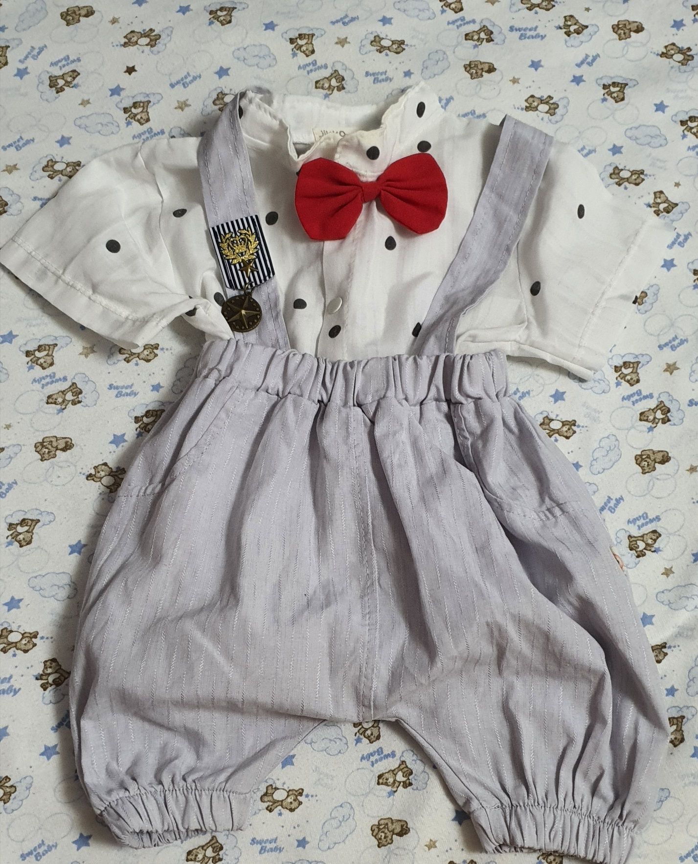 Set elegant pentru bebe- pantaloni cu bretele și body tip cămașă