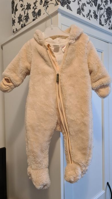 Salopeta toamna bebelusi H&M si caciula Zara