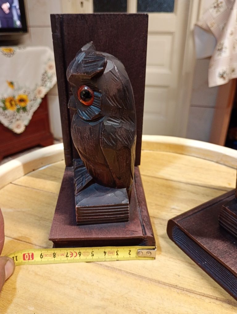 Suport de carti, sculptate din lemn cu ochii de sticla